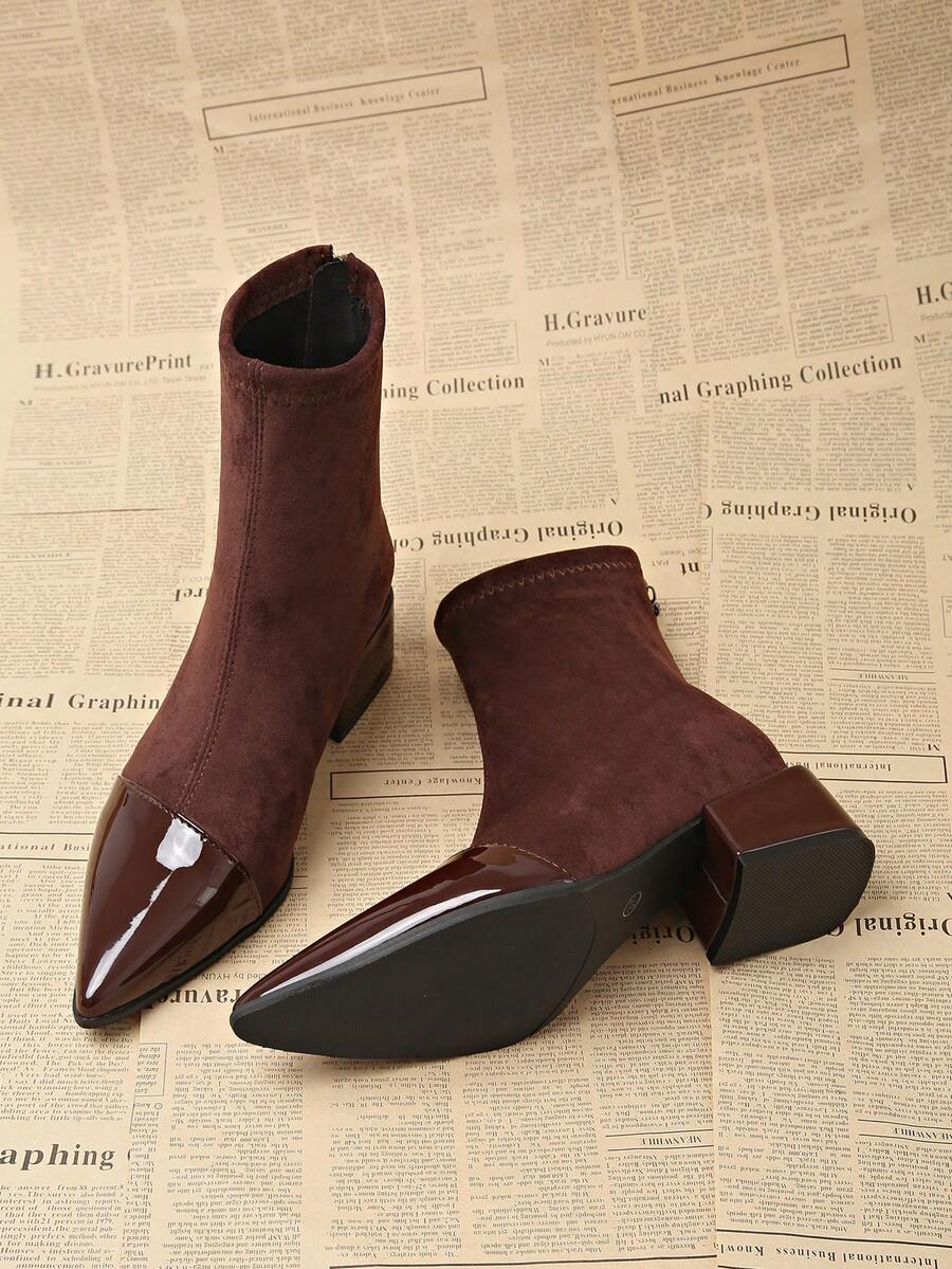 Ankelstøvler dame med spids tåkappe i lakeffekt, tætsiddende skaft og lav blokhæl, Brun