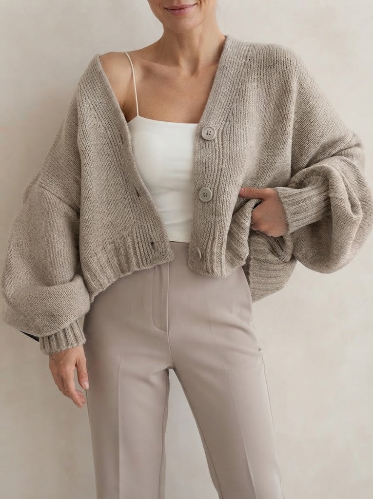 Cardigan dame i strik med V-hals og store knapper, kort model med ballonærmer, Beige