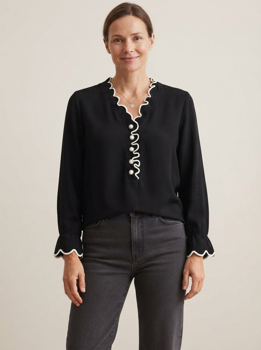 Dame sweater i strik med V-hals, perleknapper og bølget kontrastkant, Sort
