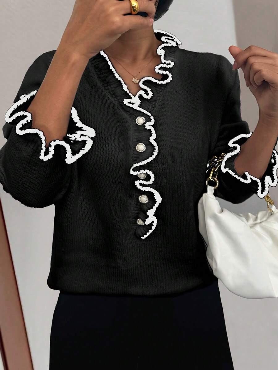 Dame sweater i strik med V-hals, perleknapper og bølget kontrastkant, Sort, billede 2