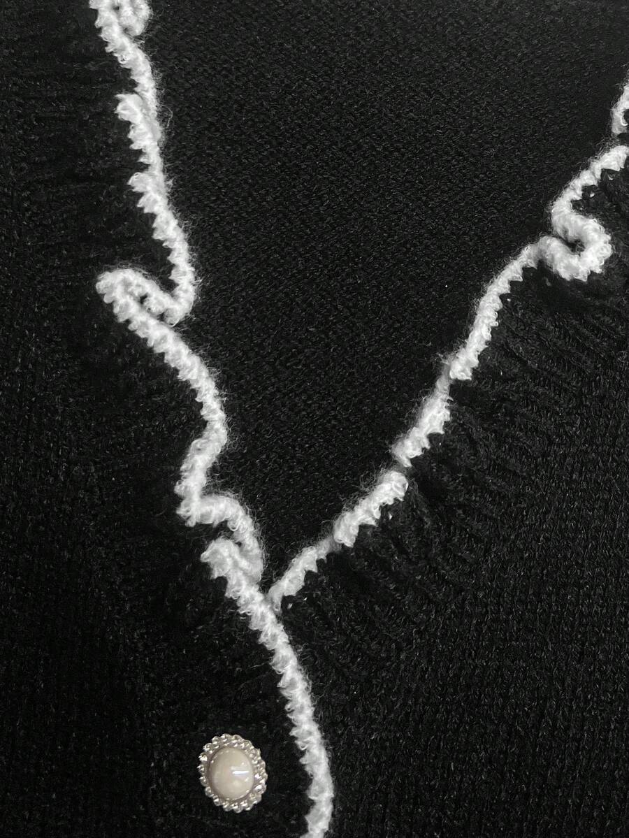 Dame sweater i strik med V-hals, perleknapper og bølget kontrastkant, Sort, billede 5
