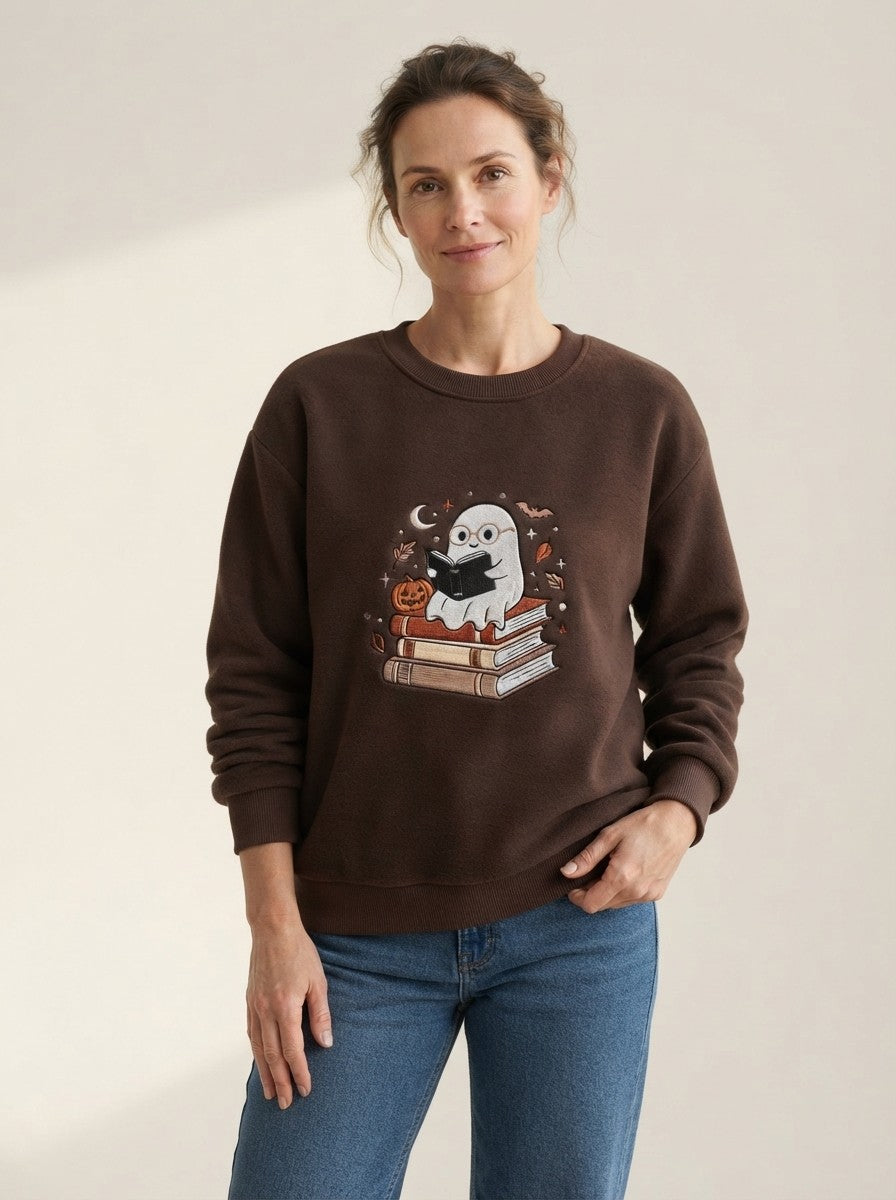 Dame sweatshirt med broderet spøgelse og bøger, fleece indvendigt og løs pasform, Brun