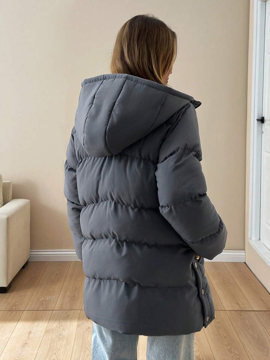 Halvlang vinterjakke dame i pufferstil med hætte, snøre i taljen og trykknapper i siden, Grå, billede 2