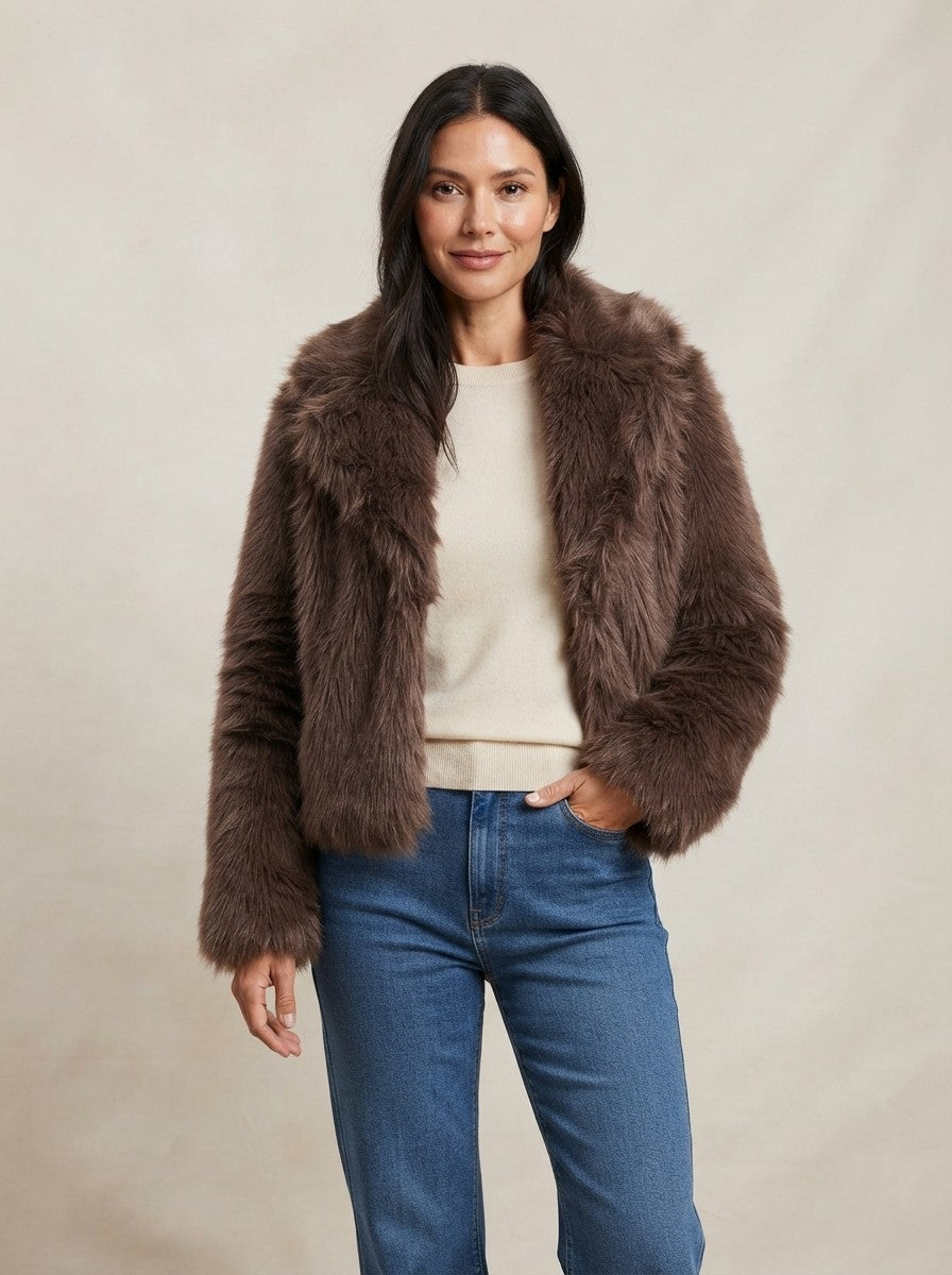 Jakke dame i fyldig kunstpels med stor krave, kort og foret, Brun