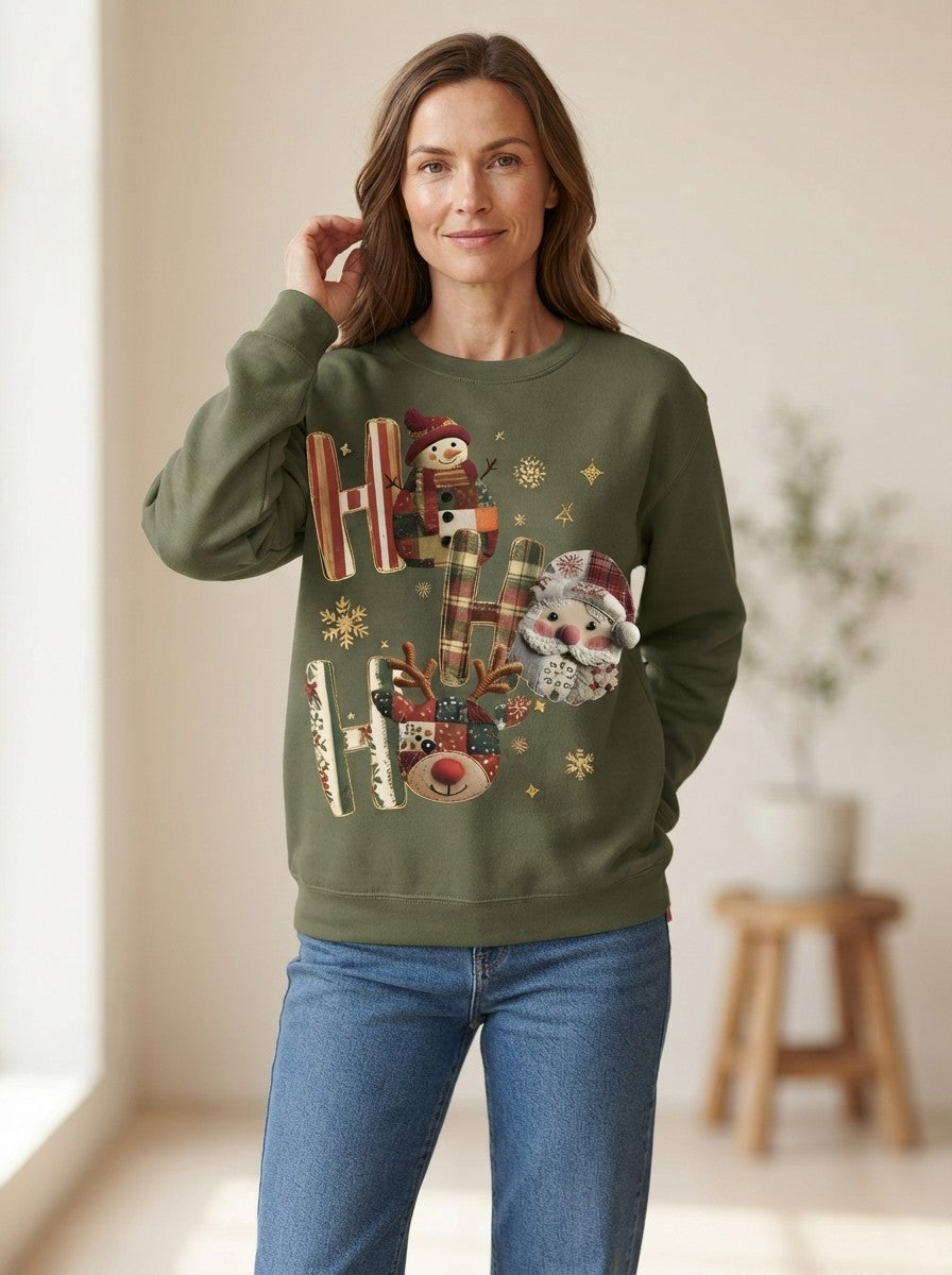 Julesweater dame i sweatshirtmodel med ho ho ho-print, julemand, rensdyr og snemand, Armégrøn