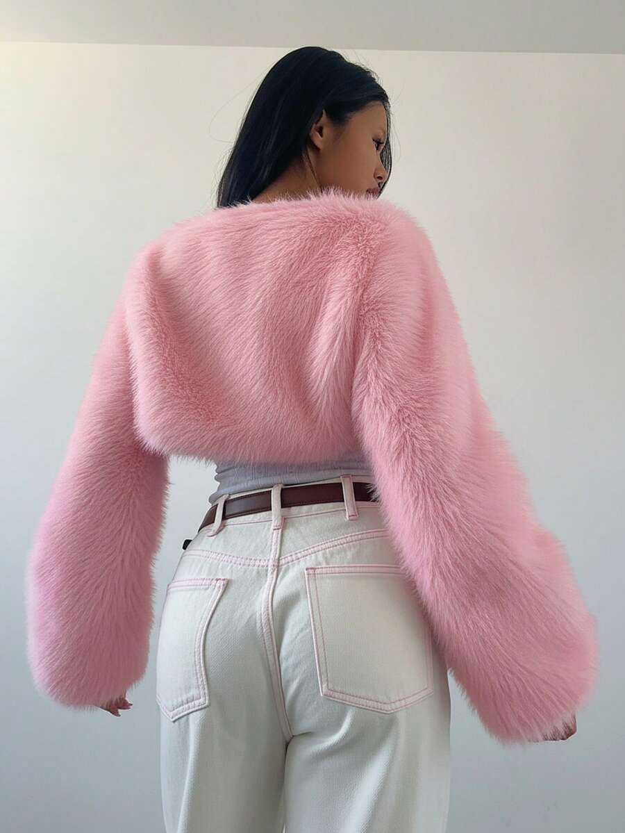 Kort pelsjakke til dame i blød kunstpels med bindebånd og pompon, Babylyserød, billede 2