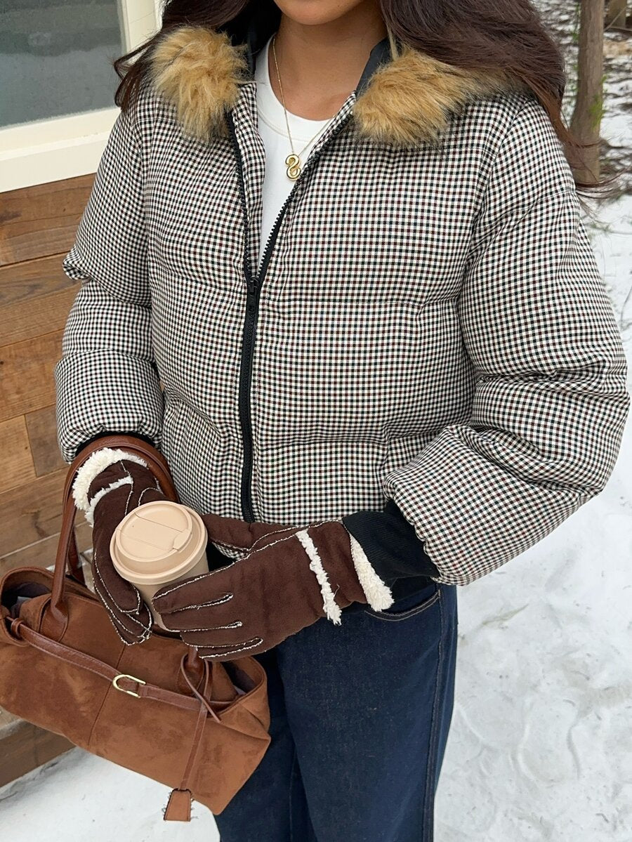 Kort pufferjakke til dame i små tern, vatteret vinterjakke med kunstpelskrave og lynlås, Flerfarvet