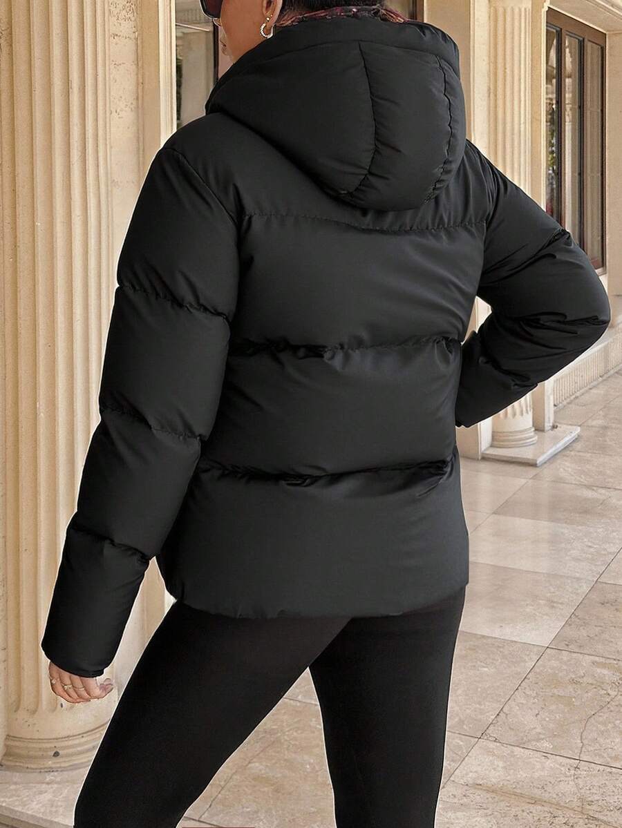 Kort vinterjakke dame i løs puffermodel med hætte, høj krave og lynlåslommer, Sort, billede 2
