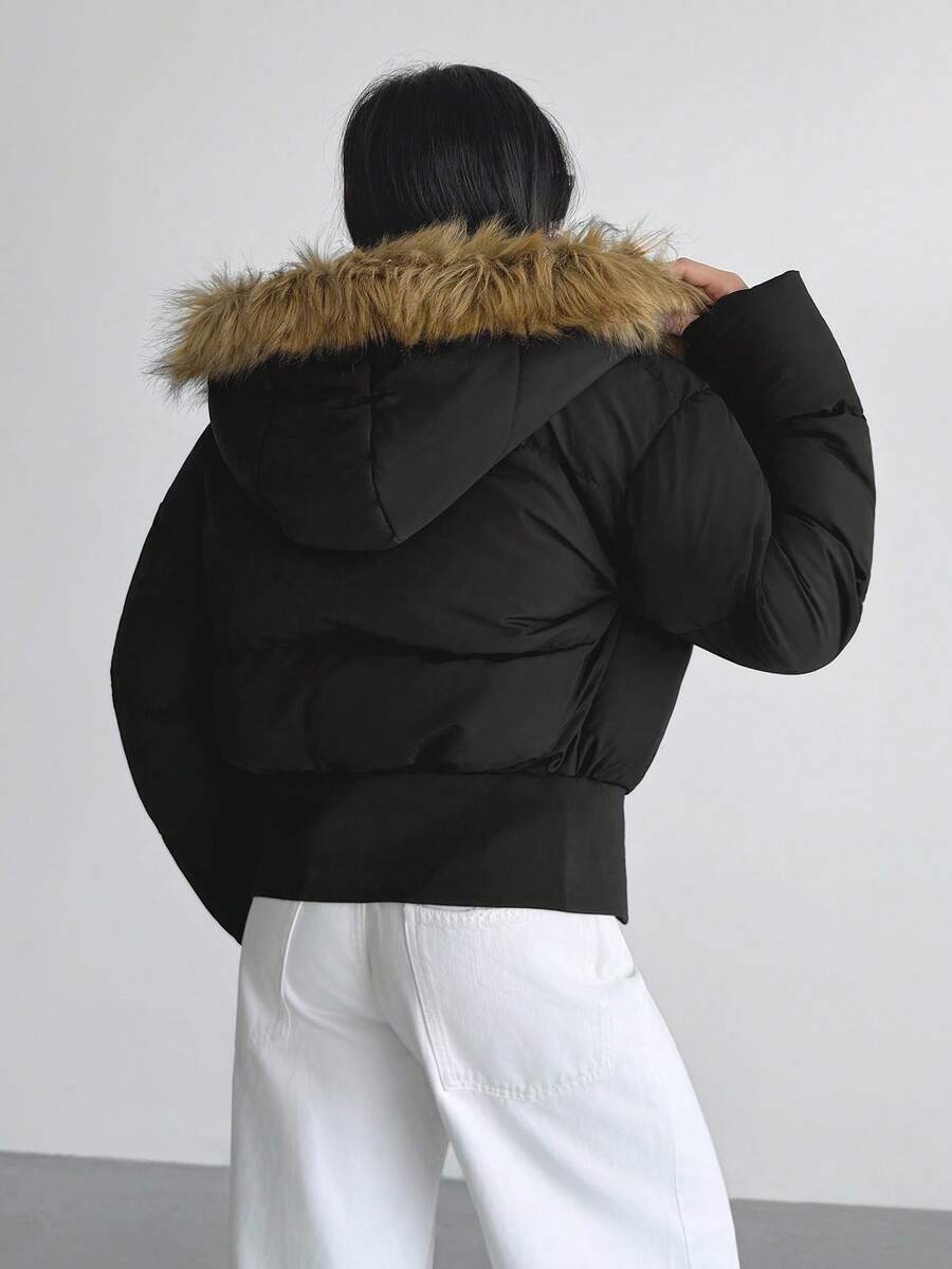 Kort vinterjakke dame, vatteret puffer med kunstpels på hætten, lynlås og trykknapper, Sort, billede 2