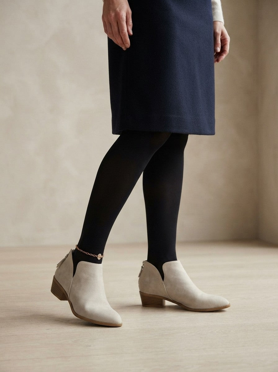 Korte støvler dame med lav blokhæl, V-udskæring og lynlås bagpå, Beige