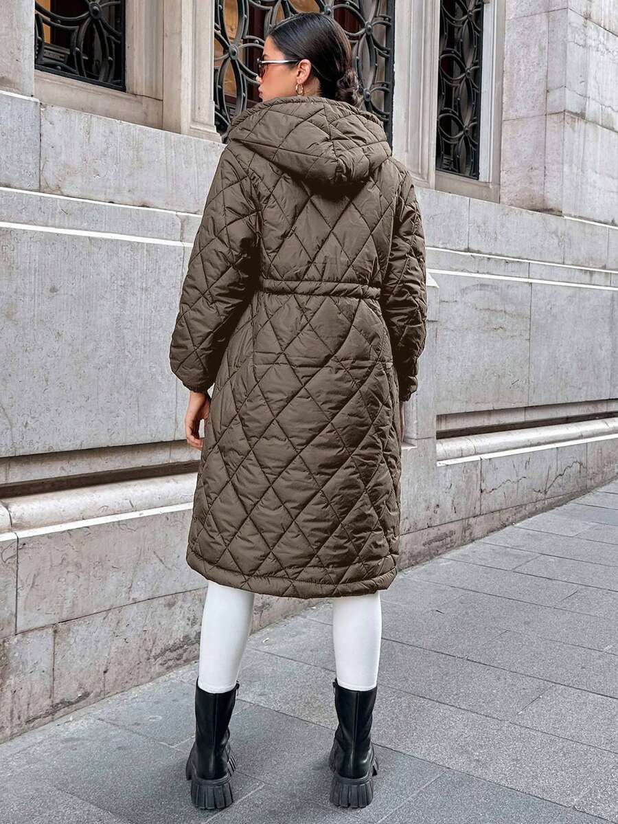 Lang quiltet jakke dame med hætte, snøre i taljen og store påsyede lommer, Mokkabrun, billede 2