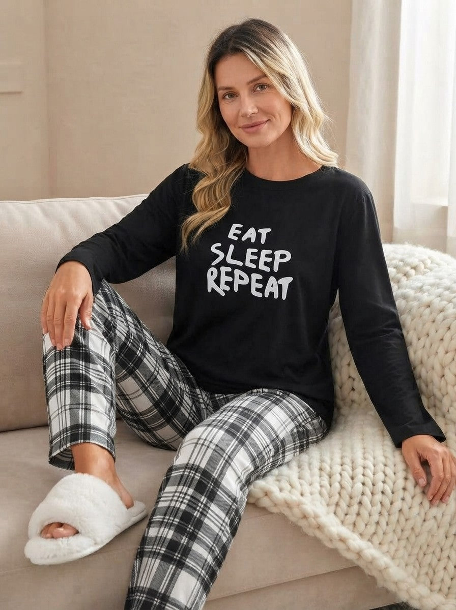 Pyjamas dame med ternede bukser og langærmet top med tekstprint, Sort