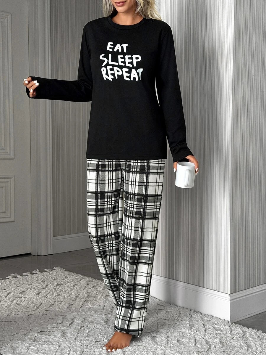 Pyjamas dame med ternede bukser og langærmet top med tekstprint, Sort, billede 4