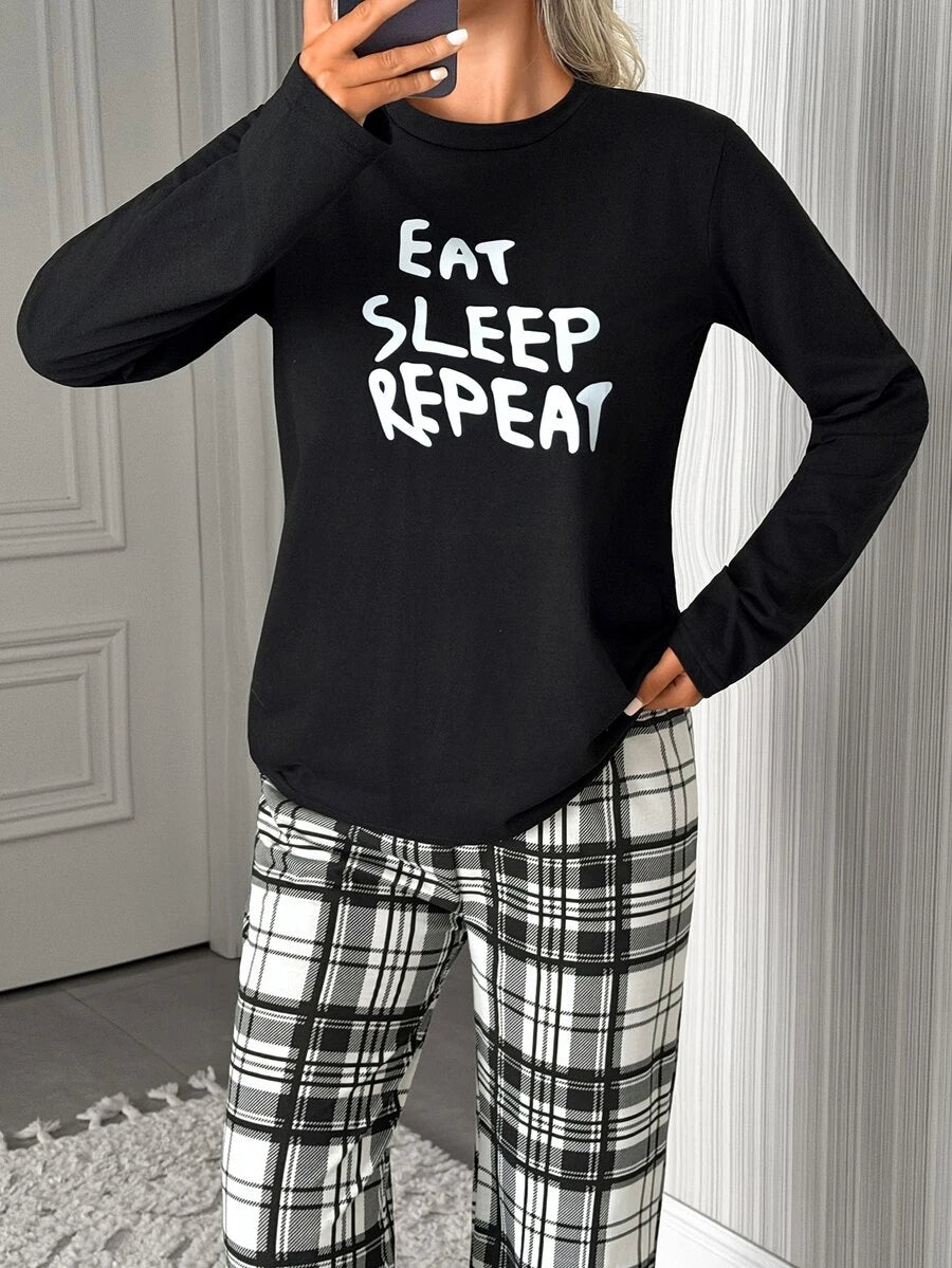 Pyjamas dame med ternede bukser og langærmet top med tekstprint, Sort, billede 5