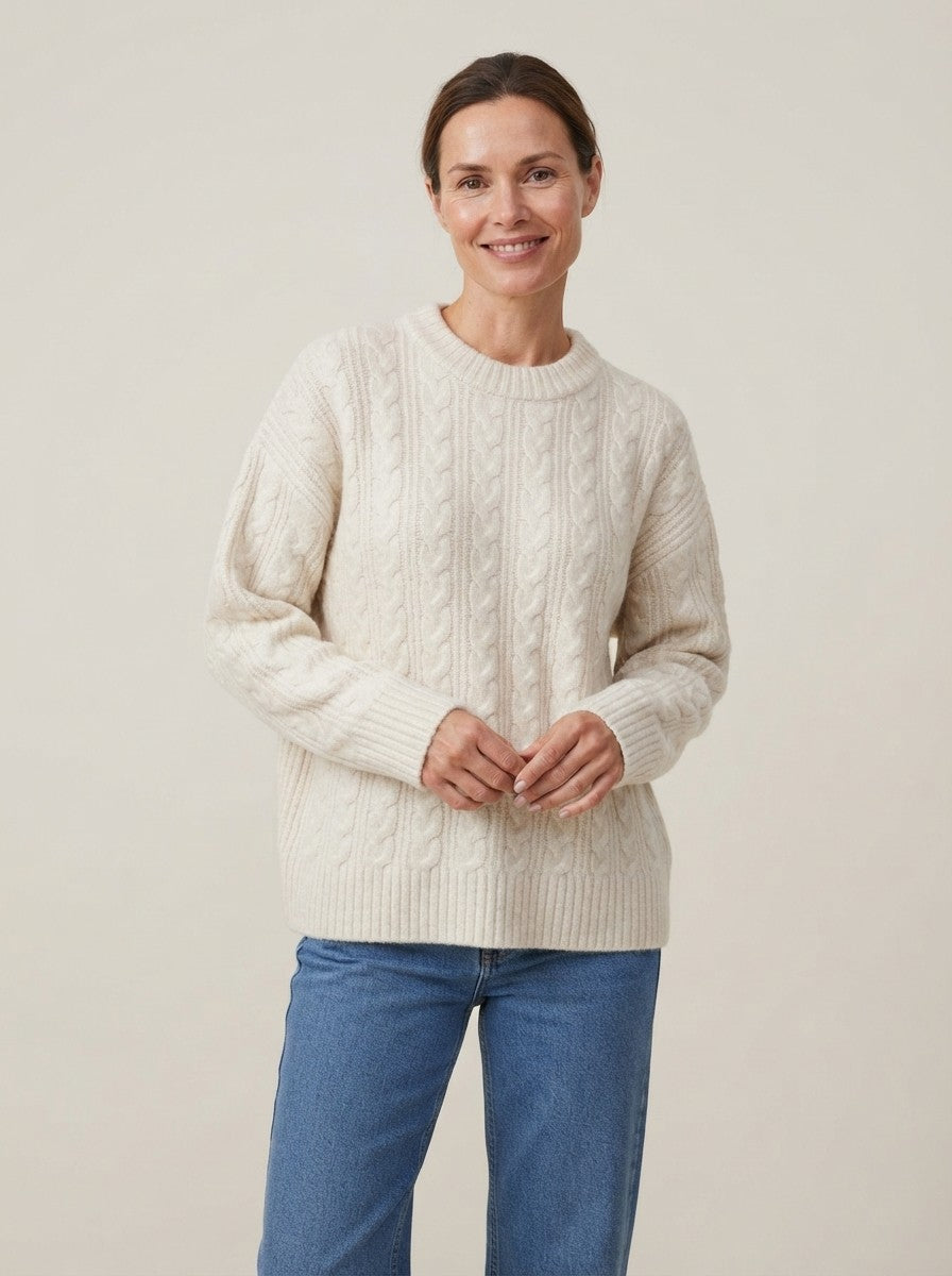 Strik sweater dame i kabelstrik, oversize med rund hals og sænkede skuldre, Hvid