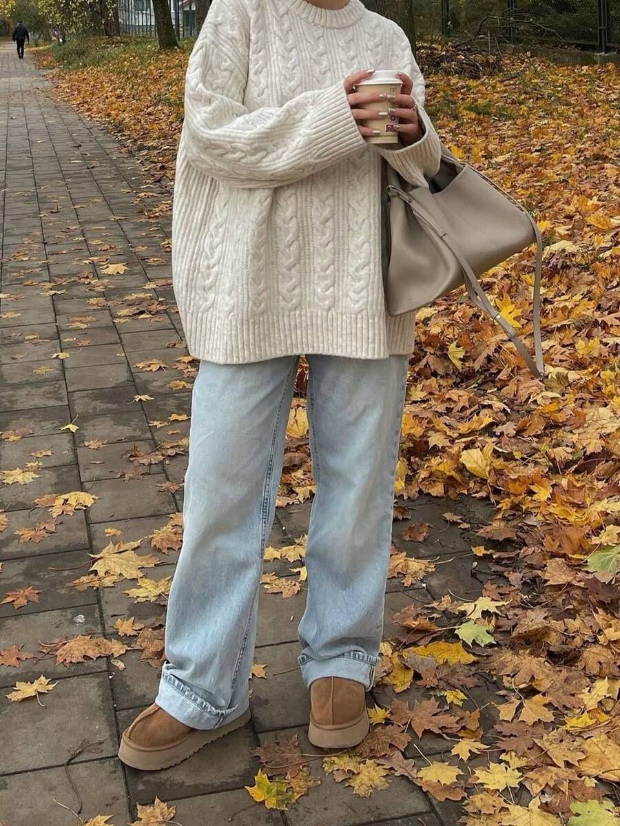 Strik sweater dame i kabelstrik, oversize med rund hals og sænkede skuldre, Hvid