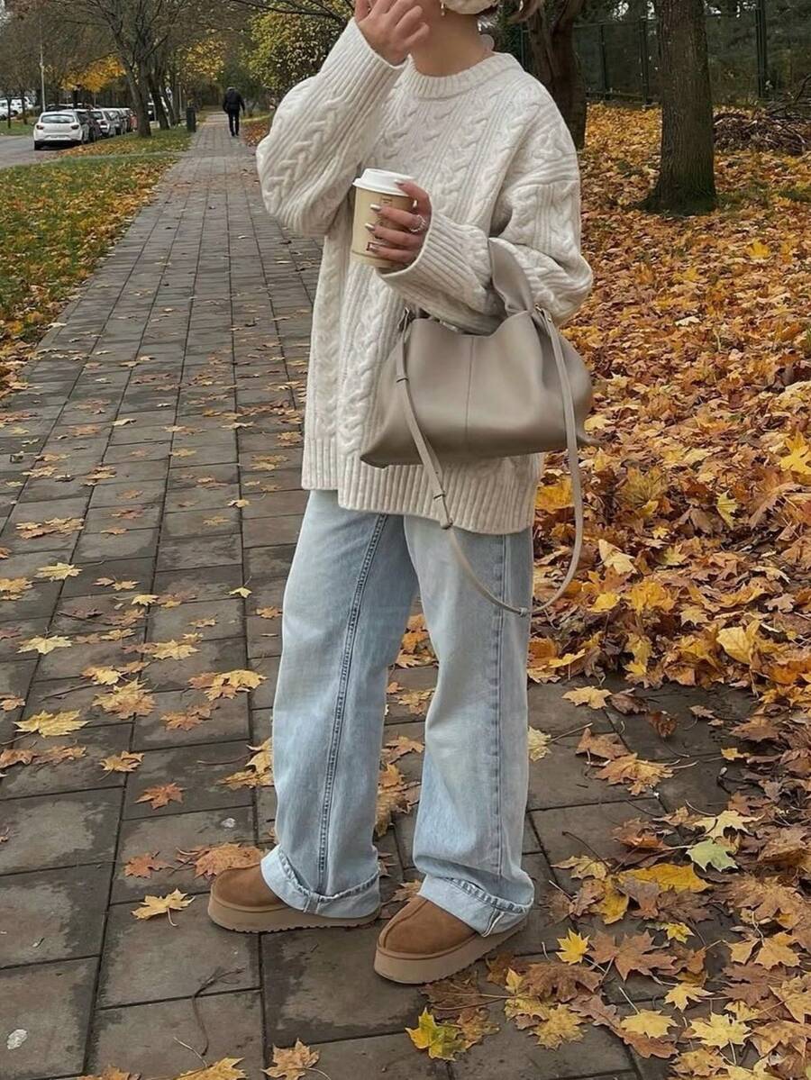 Strik sweater dame i kabelstrik, oversize med rund hals og sænkede skuldre, Hvid, billede 2