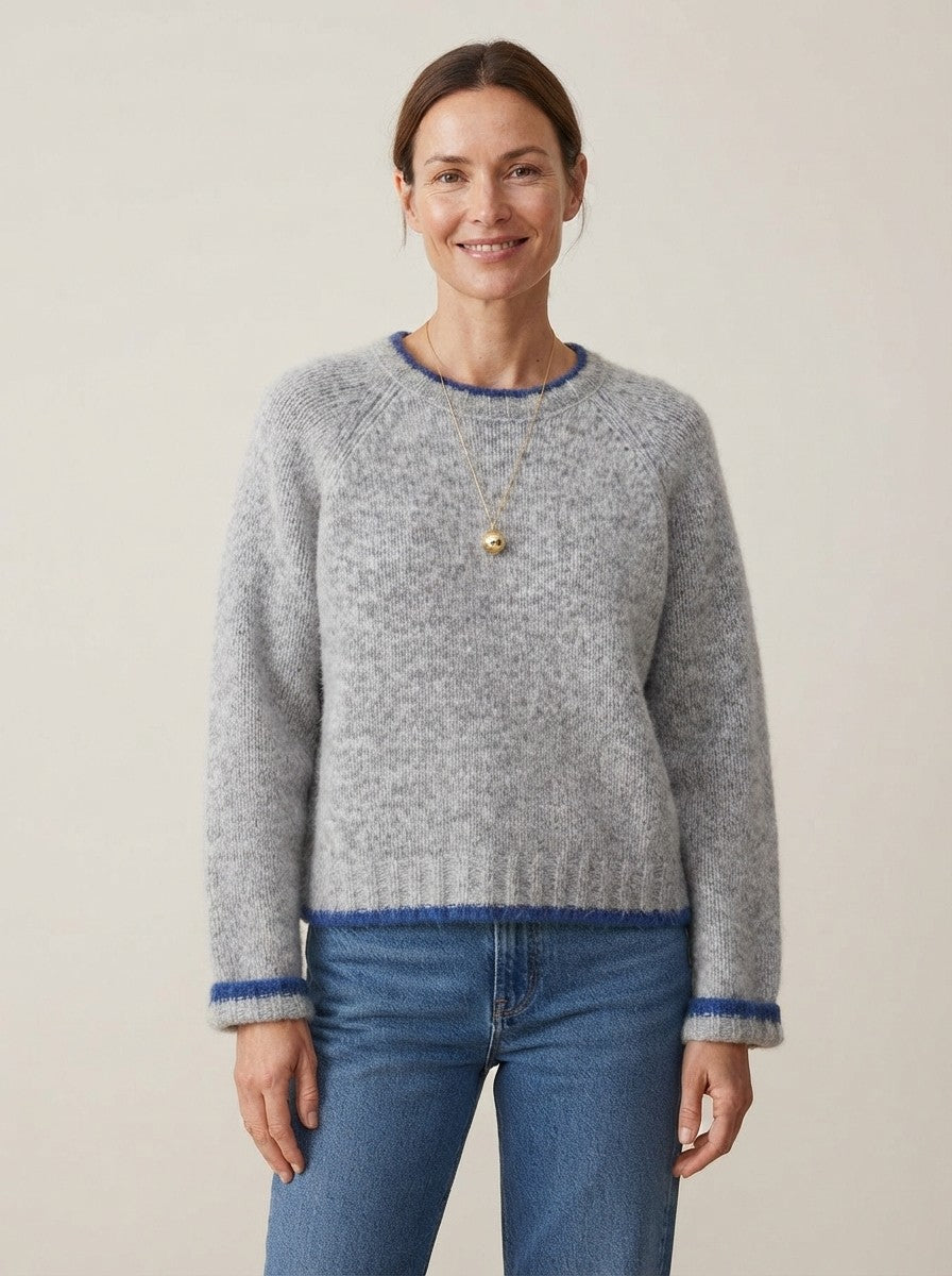 Strik sweater dame med kontrastkant, rund hals og raglanærmer, løs pasform, Grå