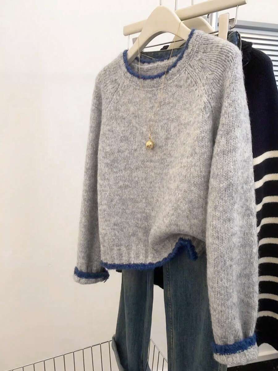 Strik sweater dame med kontrastkant, rund hals og raglanærmer, løs pasform, Grå