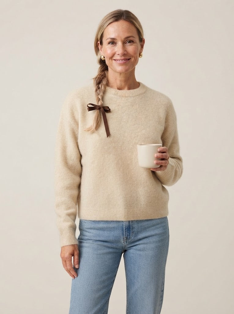 Striktrøje dame med rund hals og ribkant, blød børstet pullover med nedhængt skulder, Beige