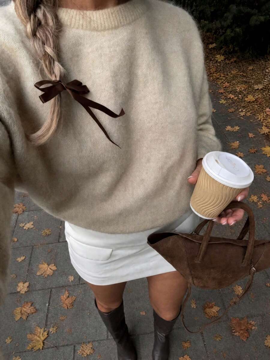 Striktrøje dame med rund hals og ribkant, blød børstet pullover med nedhængt skulder, Beige