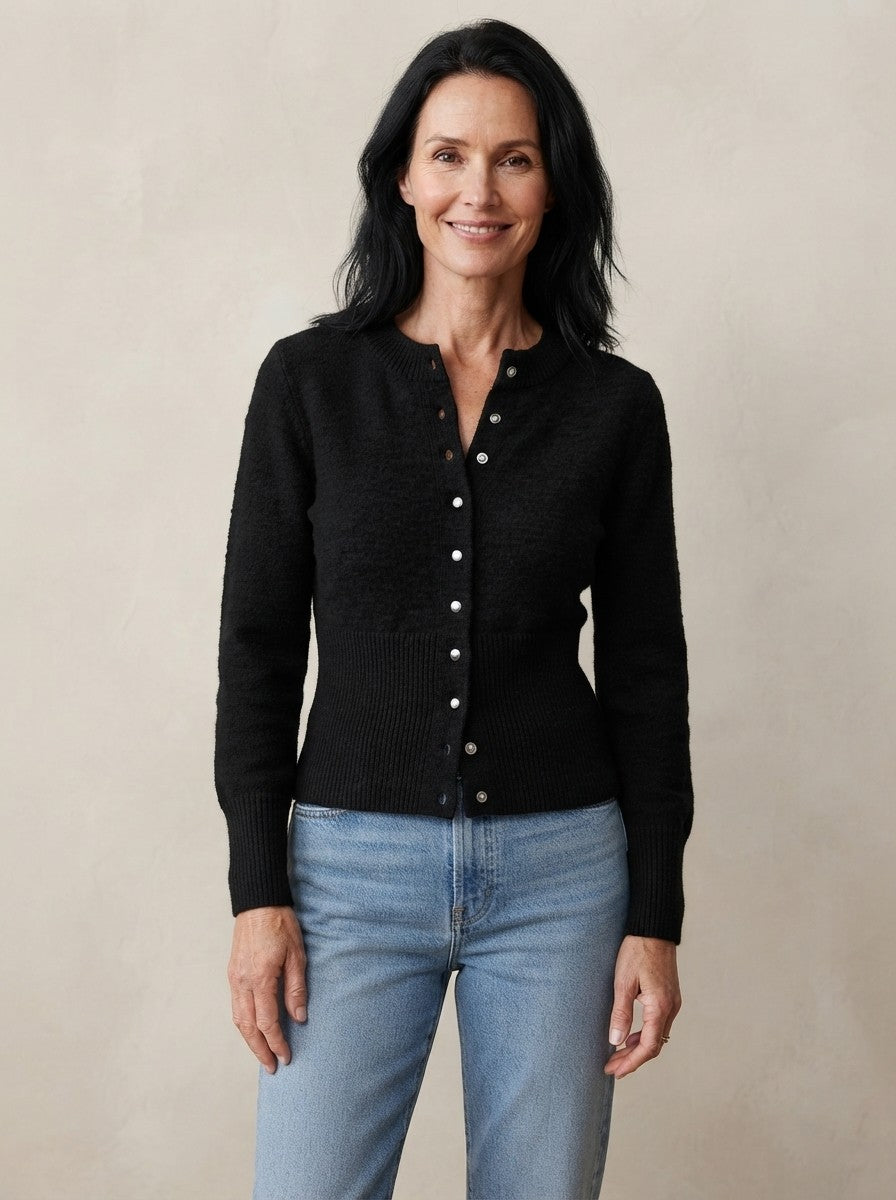 Striktrøje dame med trykknapper, kort cardigan i slim fit med bred ribkant, Sort